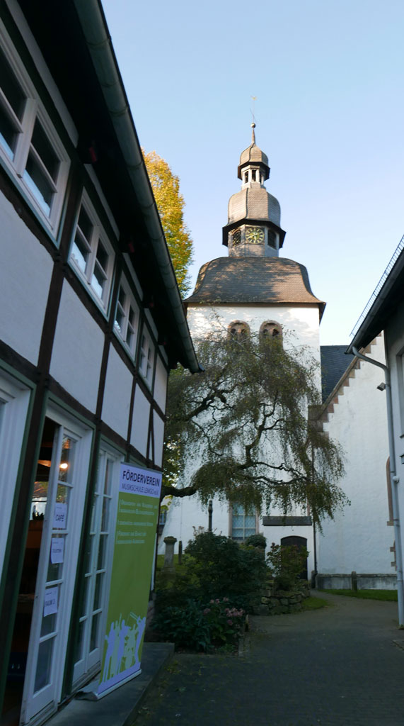 Die evangelisch-reformierte Kirche in Lemgo-Brake mit Fachwerkhaus
