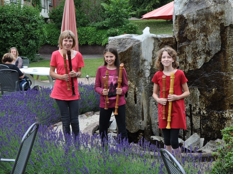 Lea, Wiebke und Alina im Garten des Hauses.