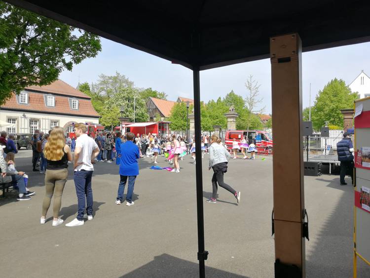 Buntes Programm: Auf dem Schulhof tanzt gerade die Kinderballetgruppe Märchenland, im Hintergrund sieht man den Stand der Feuerwehr.