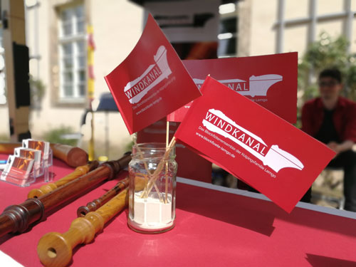 Fähnchen mit Windkanal-Logo an unserem Messestand