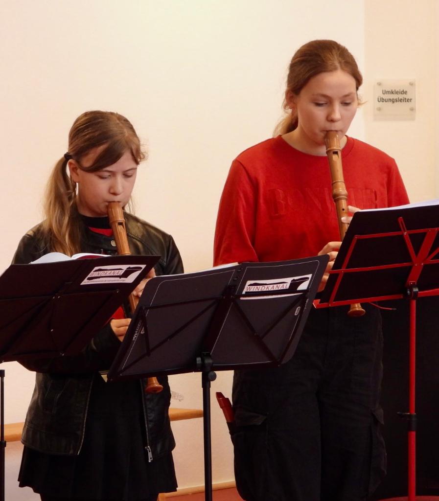 Hanna und Charlotte spielen Altblockflöten.