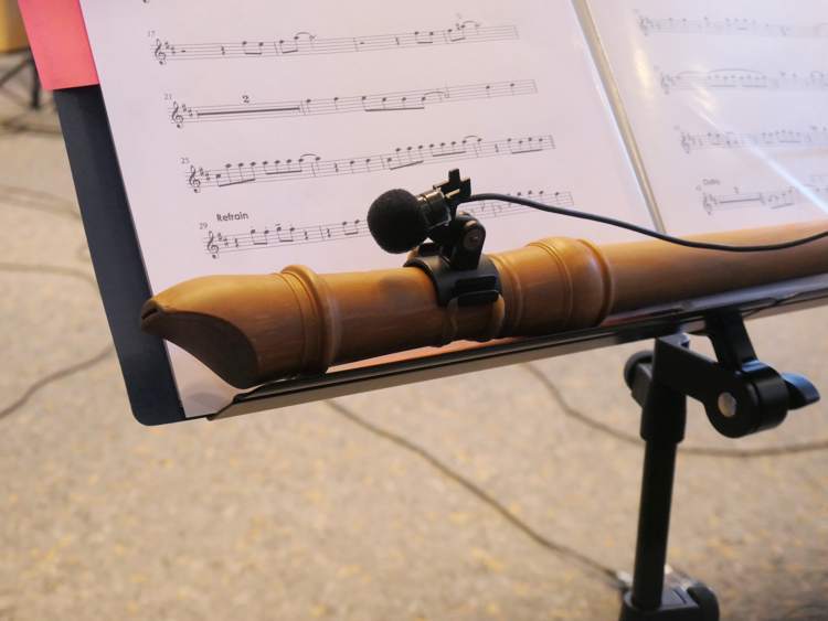 Instrumentenmikrofon an einer Sopranblockflöte.