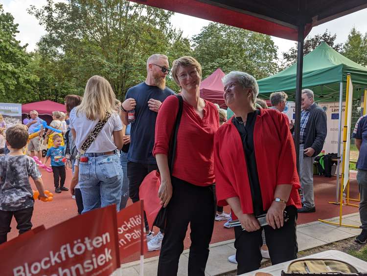 Andrea und Sabine scherzend am Infostand