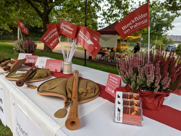 Der Tisch an unserem Stand mit Blockflöten zur Ansicht und Fähnchen und Karten zum Mitnehmen.