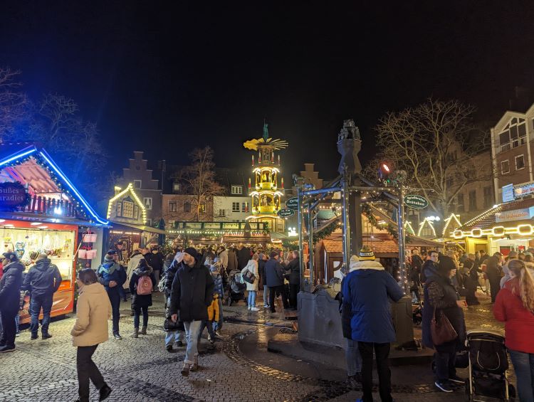 Blick auf den Weihnachtsmarkt in Neuss mit großer Pyramide