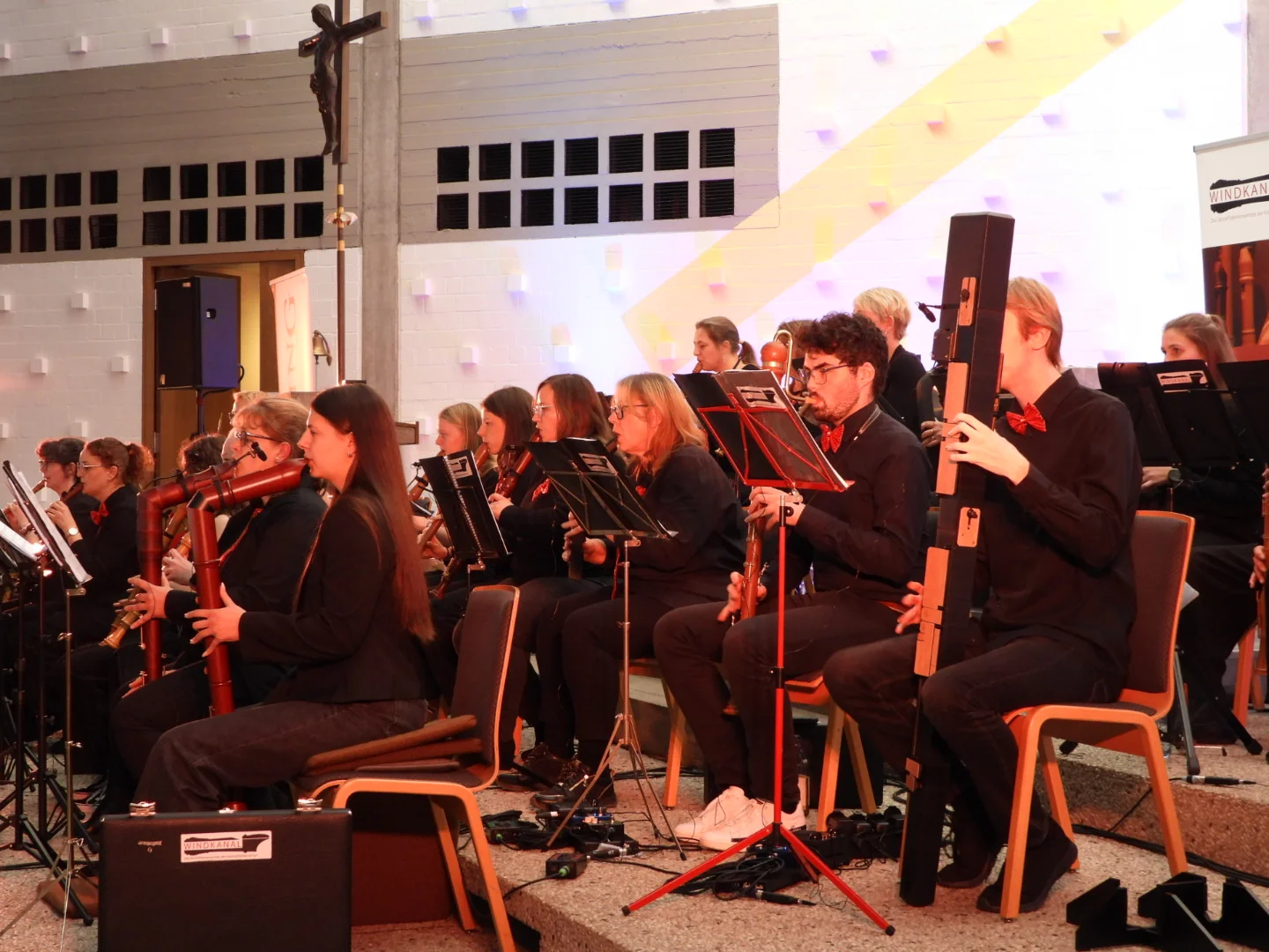 Das Orchester von rechts betrachtet. Rechts im Bild: Niklas mit dem neuen Subbass.
